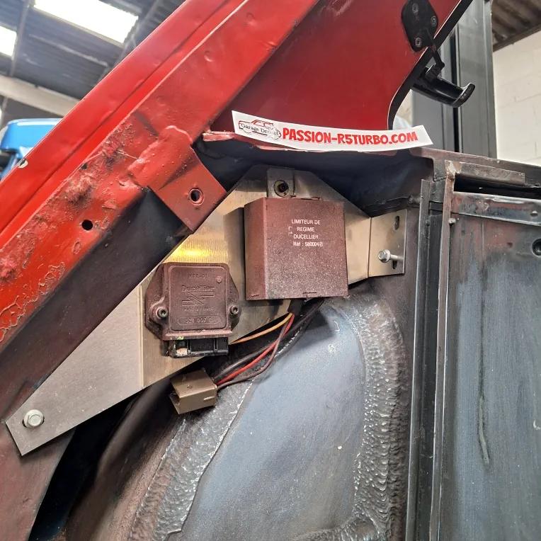 Tôle de fixation du limiteur de régime et du module d'allumage pour R5 Turbo
