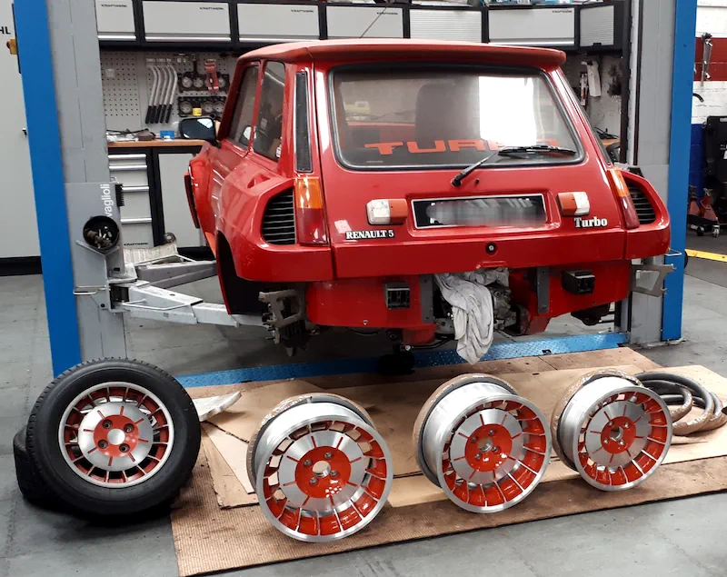 Arrière d'une R5 turbo rouge et ses 4 jantes repeintes