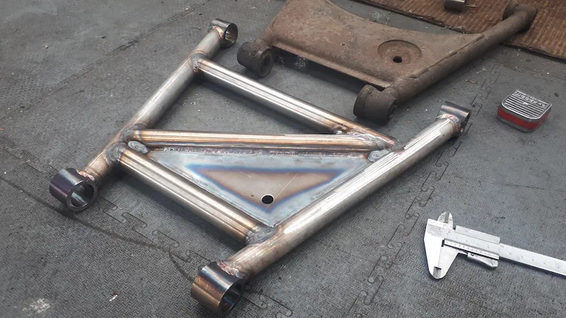 Refrabrication d'un triangle se suspension pour R5 Turbo 2