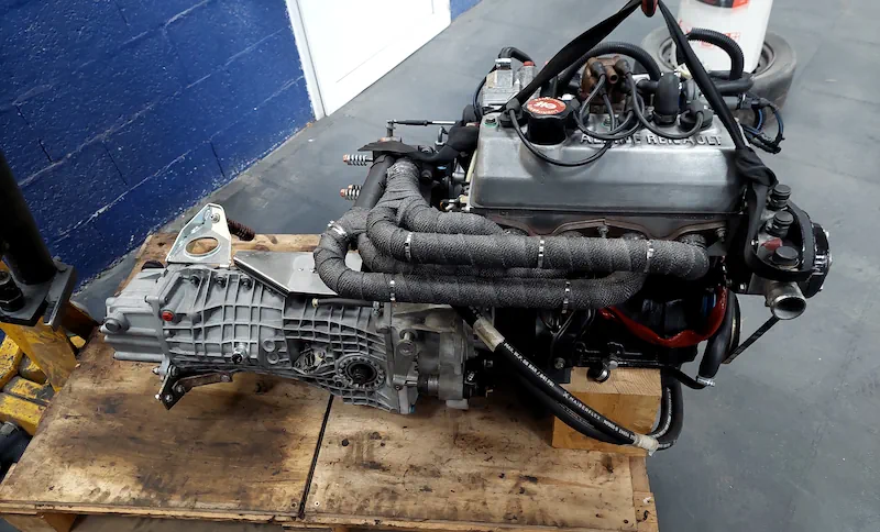 Moteur et boîte de vitesse d'une R5 Turbo