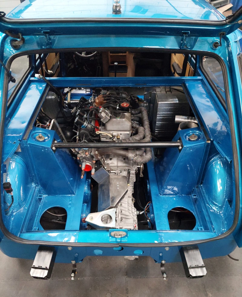 moteur R5 Turbo 2 installé dans Renault 5 Turbo 2 de couleur Bleu Alipne