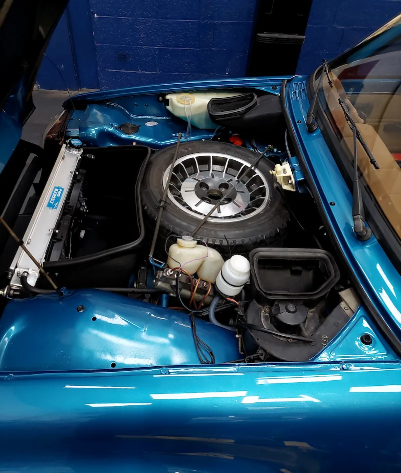 Avant d'une R5 Turbo 2 Bleue Alpine