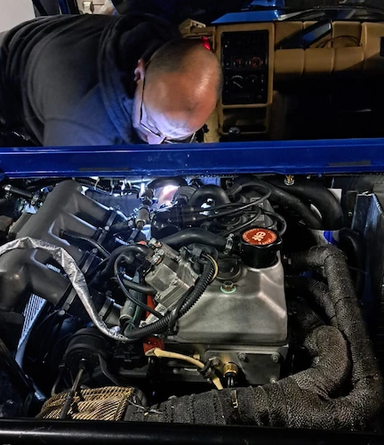 Moteur d'une R5 Turbo 2 de couleur Bleu Alpine